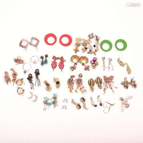 Lot de 28 paires de boucles d'oreilles fantaisies<br />
En l...