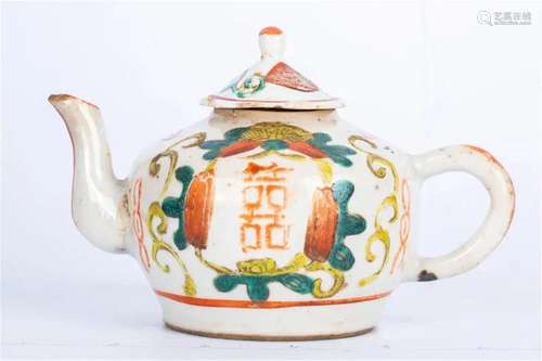 Famille rose teapot with calligraphy Xi, late Qing dynasty/R...