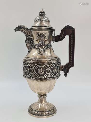 Cafetière en argent massif de style Louis XVI à décor de rin...