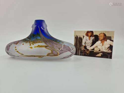 L. Leloup (1929)., Vase soufflé 1983., Accompagné de son cer...