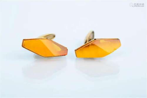 PAIR OF 14K GOLD BALTIC NATURAL AMBER CUFF LINKS, 19TH CENTU...