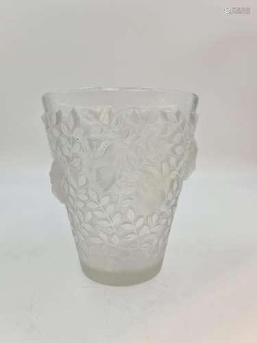 Lalique France., Vase en verre moulé signé Lalique ., Modèle...