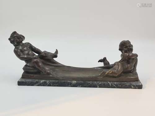 Groupe en bronze Art nouveau, représentant deux angelots jou...