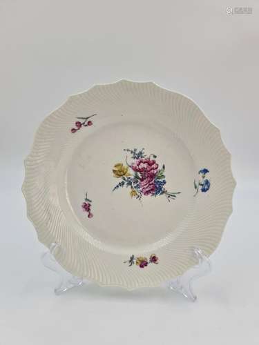 Assiette en porcelaine de Tournai XVIIIème à décor polychrom...