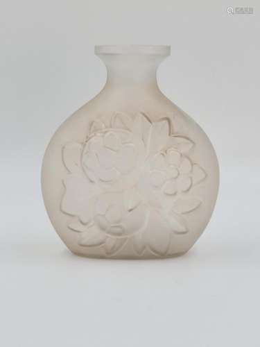 Charles CATTEAU (1880-1966)., Vase moulé à décors de fleur e...