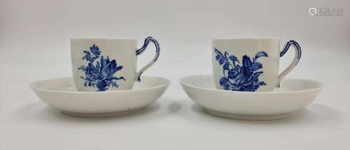 Paire de tasses et sous-tasses en porcelaine de Tournai XVII...