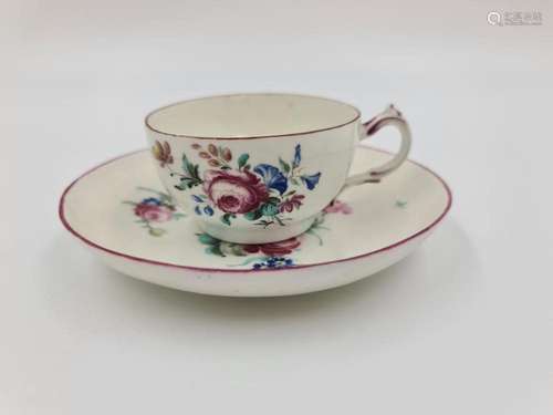 Petite tasse et sous-tasse en porcelaine de Tournai XVIIIème...