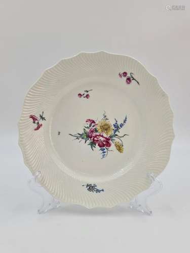 Assiette en porcelaine de Tournai XVIIIème à décor polychrom...