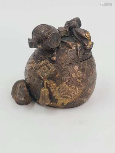 Japon XIXème., Encrier en bronze reprenant la forme du sac d...