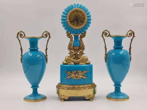 Garniture d’époque Charles X en opaline, bleue et bronze dor...