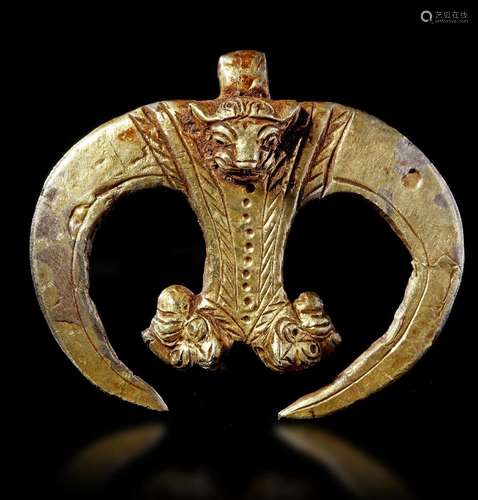 A WESTERN ASIATIC GOLD FOIL-COVERED SILVER LUNATE PENDANT, C...