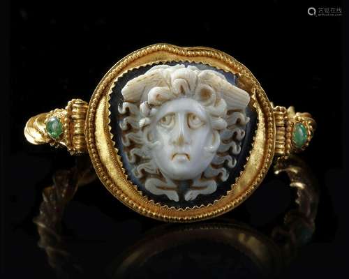 AN EXCEPTIONAL ROMAN GOLD BRACELET WITH A CAMEO MOUNTED ON T...