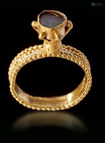 A BYZANTINE GOLD BEZEL FINGER RING, CIRCA 5TH-6TH CENTURY A....