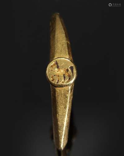 A LATE ROMAN GOLD FINGER RING, CIRCA LATE 3RD- EARLY 4TH CEN...