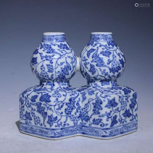 A blue and white twin gourd-shaped vase,Qian long Mark