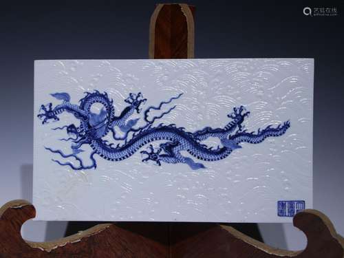 A blue and white 'dragon' vitrolite,Xuan de Mark