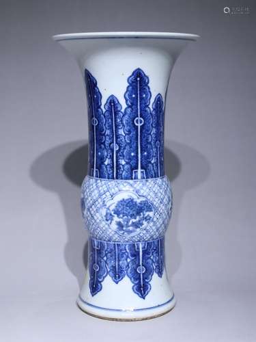 A blue and white vase,Qian long Mark