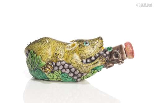 CHINESE FIGURAL SQUIRREL PORCELAIN SNUFF BOTTLE