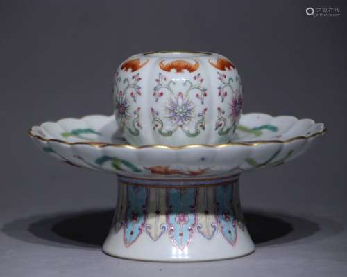 A famille-rose 'fish and waterseeds' tea-cup,Qian long Mark