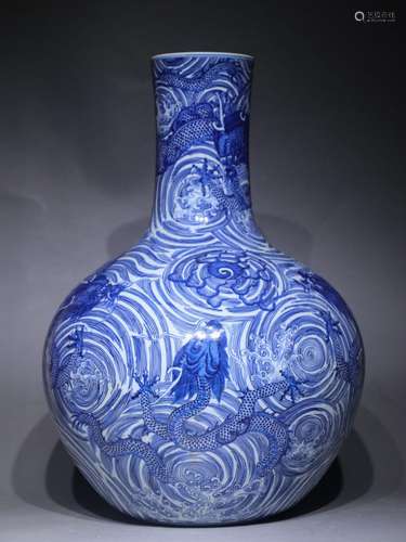 A blue and white 'dragon' globular vase,Qian long Mark