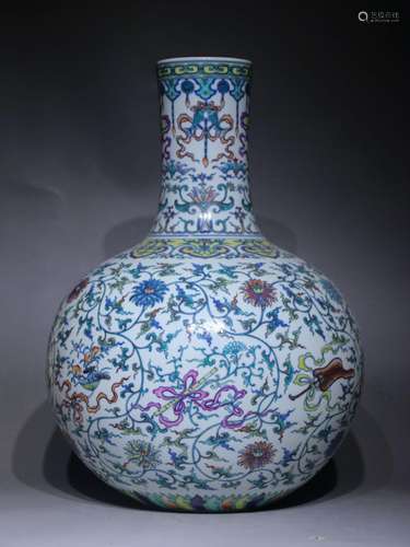 A Dou cai winding stem pattern 'floral' globular vase,Qian l...