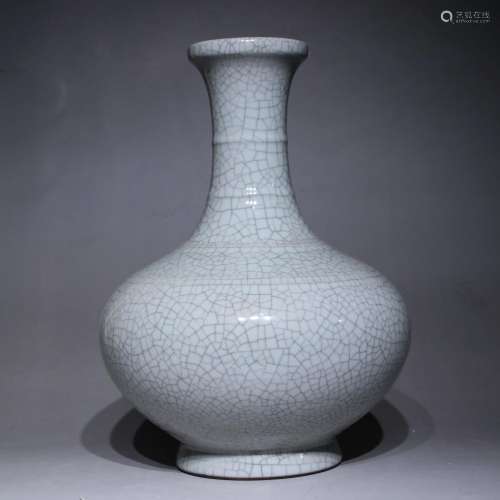 A crackled glazed vase,Qian long mark