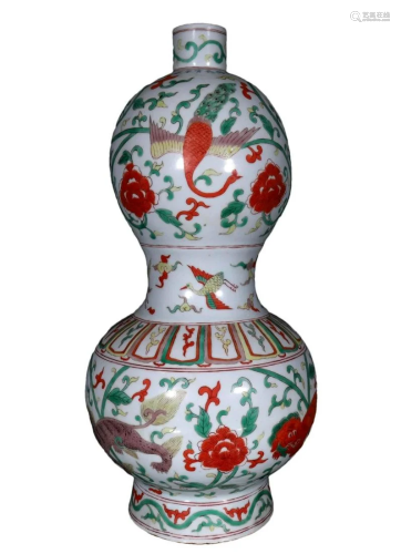 A Delicate Wucai Peony Phoenix Gourd-shaped Bottle