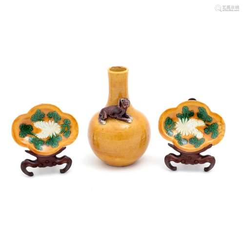 A MINIATURE VASE AND PAIR OF SAUCERS