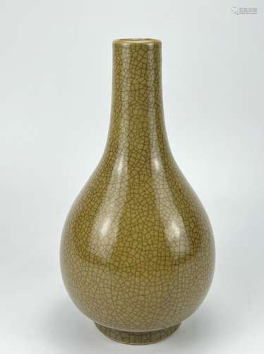 A ge-type point vase, Qing Dynasty Pr.