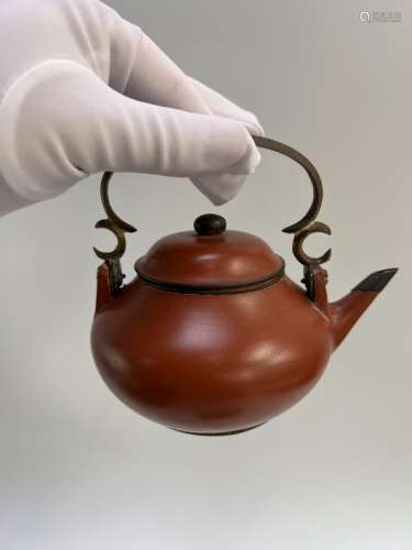 A Yixing teapot with cooper rim wrapped, Qing Dynasty