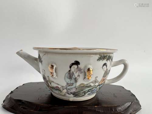 A gilt famille rose teapot, Qing Dynasty Pr.