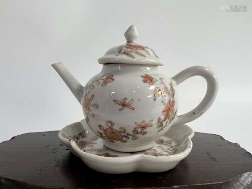 A famille rose teapot with stand, Qian Long Pr.