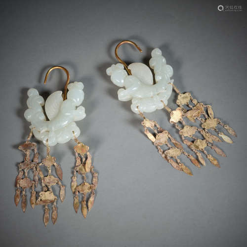 Hetian jade earrings of the Yuan Dynasty