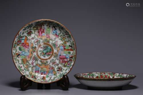 In the late Qing Dynasty, a pair of small dishes of Canton g...