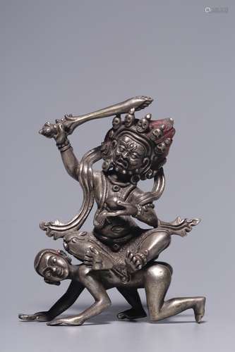 In qing Dynasty, a silver immovable split statue of King Min...