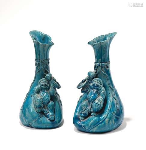 Paire de vases en grès émaillé turquoise à décor de personna...