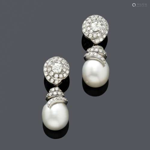 PENDENTIFS D'OREILLES EN PERLES ET DIAMANTS, LE VITALI.Or bl...