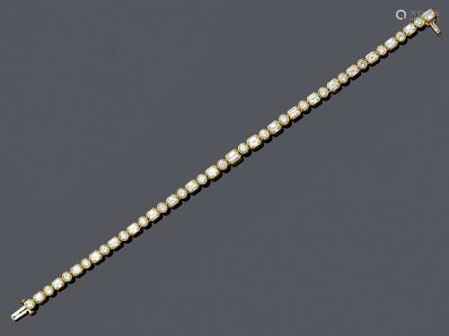 BRACELET EN DIAMANT.Or jaune 750, 13g.Bracelet sportif et él...