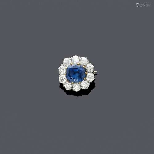 BROCHE DIAMANT SAPHIR DE BIRMANIE, vers 1930.Platine et or j...