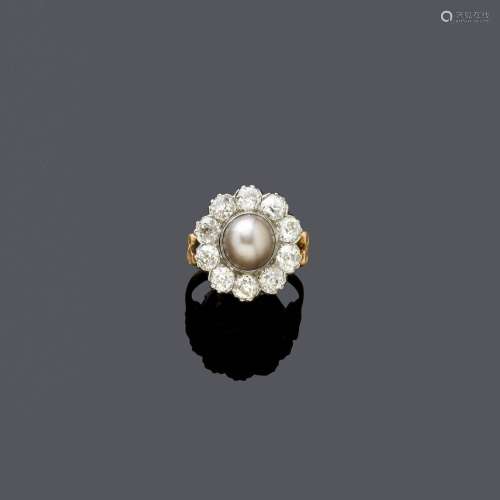 BAGUE EN PERLES NATURELLES ET DIAMANTS, vers 1910.Platine et...