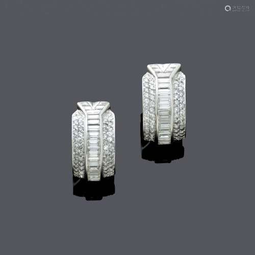 CLIPS D'OREILLES EN DIAMANT.Or blanc 750, 17g.Clips d'oreill...