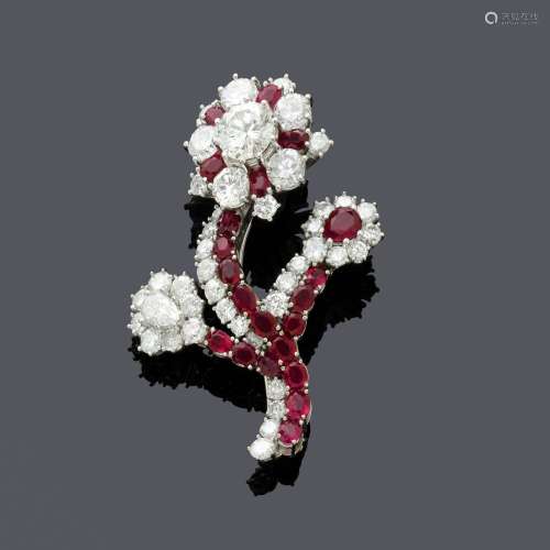 BROCHE RUBIN-DIAMANT, vers 1960.Or blanc env. 590, 18g.Broch...