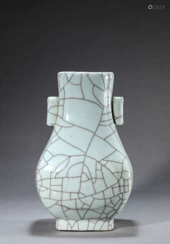Guan-Type Pierced-Handle Vase