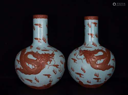 清雍正 绿地矾红描金浮雕龙纹天球瓶