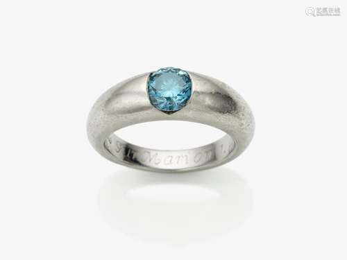 Ring mit einem blauen Brillant