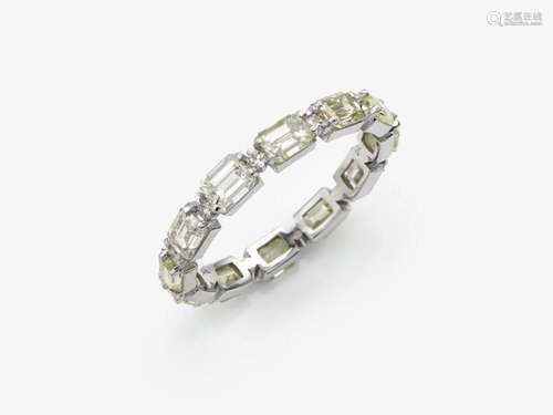 Memoryring verziert mit Diamanten im Baguette - und Brillant...