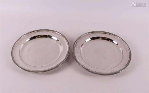 Two 3rd grade 800/1000 silver round dishes, 20th century.