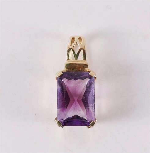 A 14 kt gold pendant with a faceted amethyst.