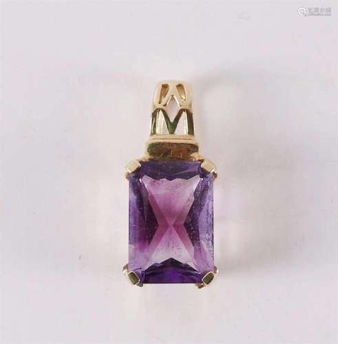 A 14 kt gold pendant with a faceted amethyst.