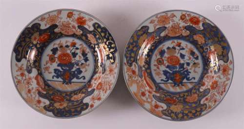 Two china Chinese Imari deep plates, China, Qianlong, 18th c...